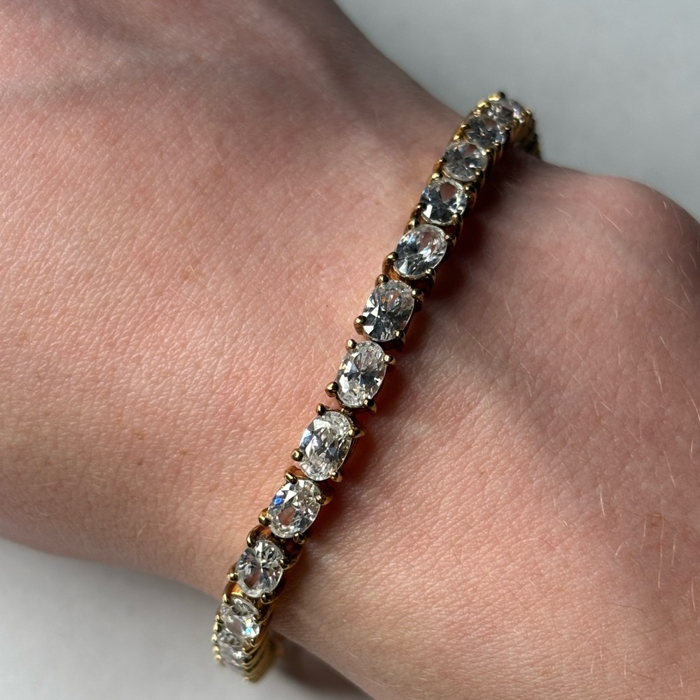 Elegant Gold and Diamond Bracelet